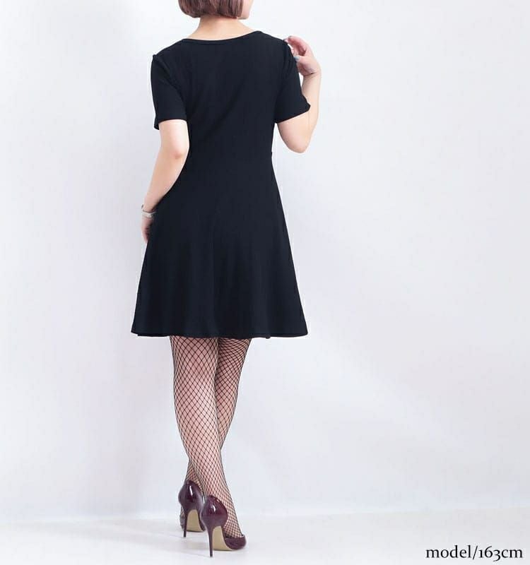 大きいサイズ レディース 胸元カッティング入りフレアワンピース　jp330