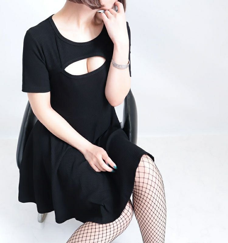 大きいサイズ レディース 胸元カッティング入りフレアワンピース　jp330