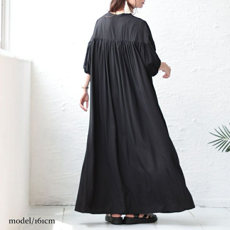 大きいサイズ レディース とろみ布帛キーネックギャザーマキシワンピース　maru-6685