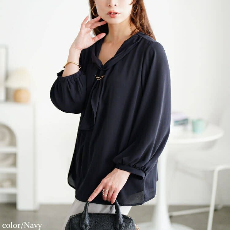 大きいサイズ レディース ゴールドパーツ付きラッフルタイブラウス