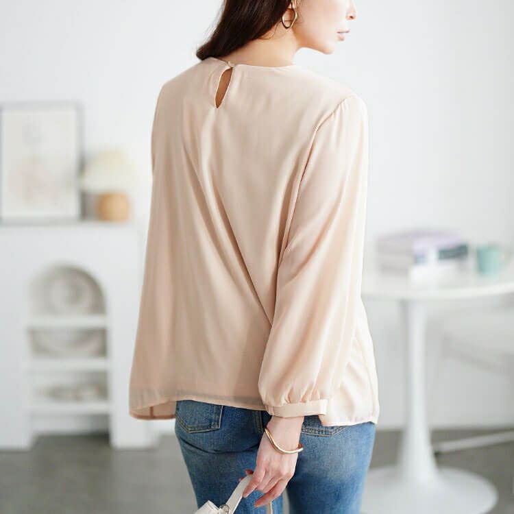 大きいサイズ レディース ゴールドパーツ付きラッフルタイブラウス