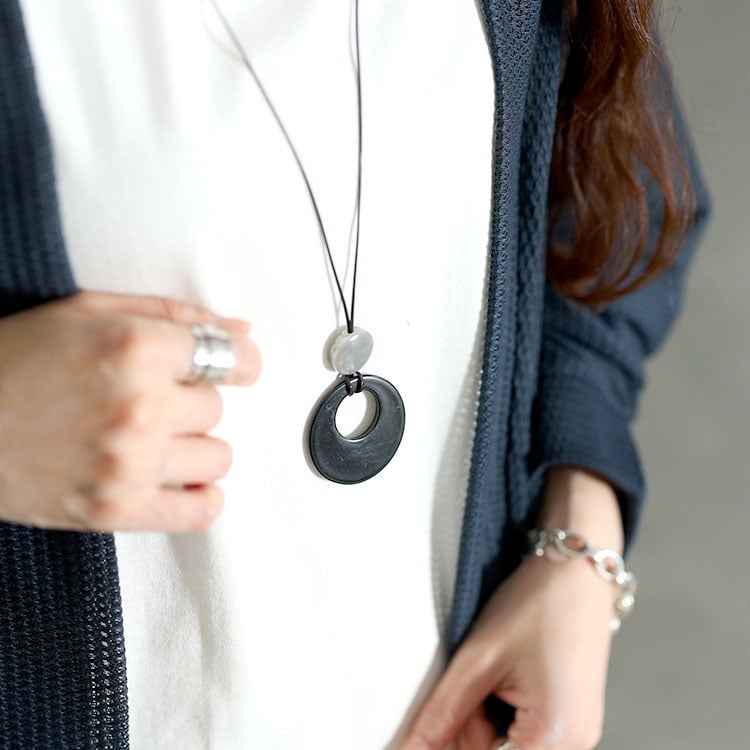 大きいサイズ レディース モダンサークル革紐ネックレス